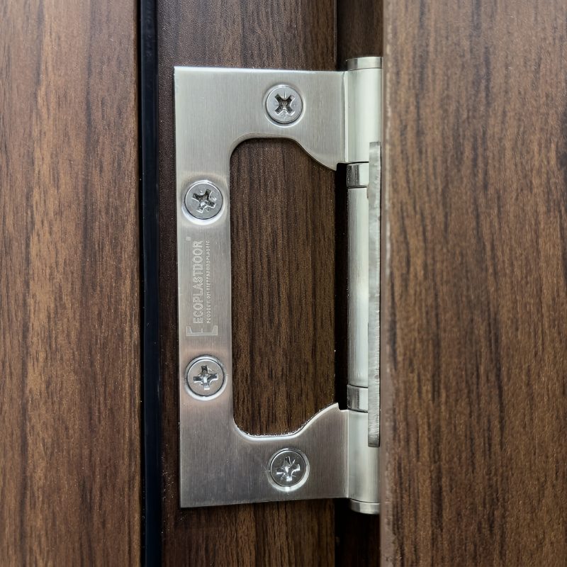 Bản lề inox 304 cao cấp đồng bộ ở cửa gỗ nhựa Việt Pháp thế hệ 2