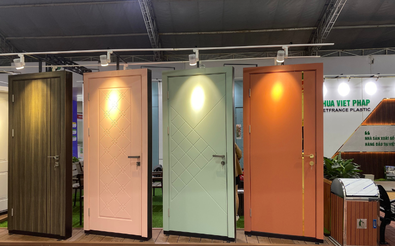 Cửa phay huỳnh sâu họa tiết hoa anh đào (Thứ 2 từ phía bên phải)