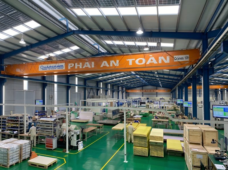 Nhà máy sản xuất cửa gỗ nhựa Việt Pháp chính hãng